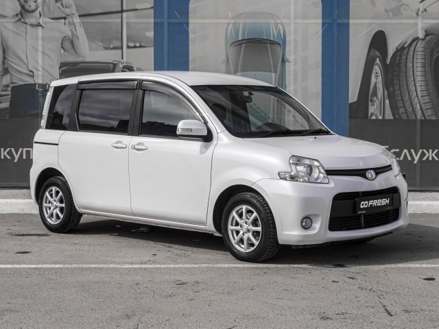 Toyota Sienta 2013