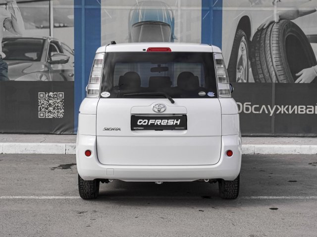 Toyota Sienta 2013