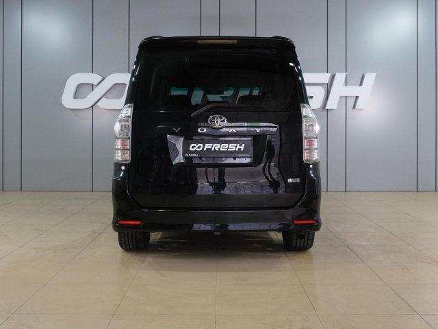 Toyota Voxy 2011