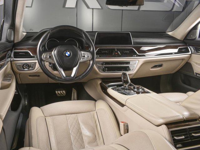 BMW 7 серии 2016