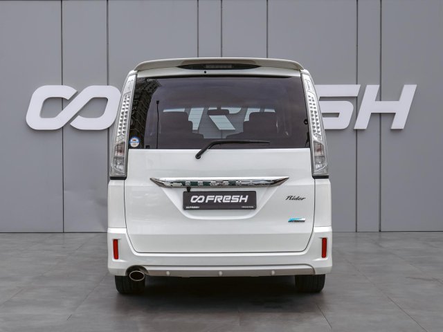 Nissan Serena 2013